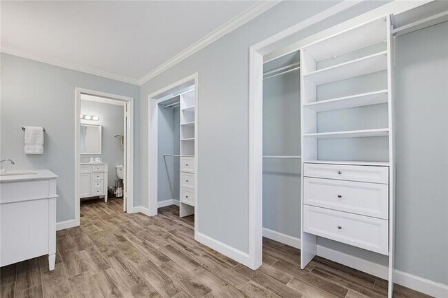 Building Photo - 4966 Cambridge Dr