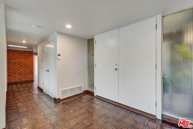 Building Photo - 2755 Carmar Dr