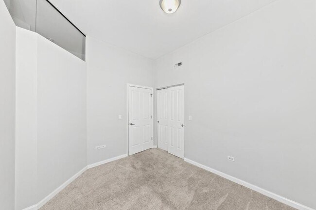 Building Photo - 2 bedroom in Chicago IL 60605