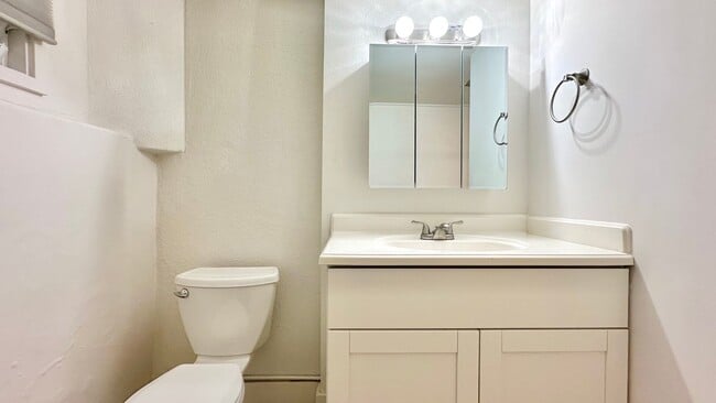Building Photo - Available NOW - Newly Renovated Studio wit...