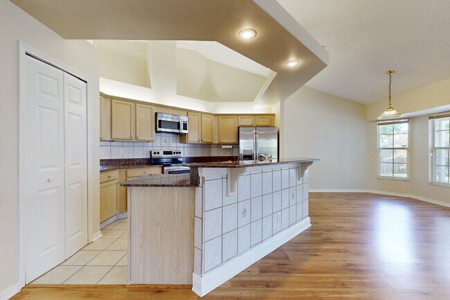 Building Photo - 967 SE Browning Ave