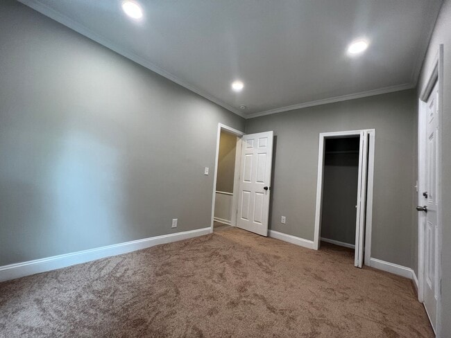 Building Photo - MOVE-IN READY!