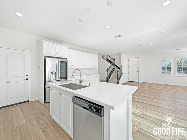 Building Photo - Stunning 2000+ sqft  4B/3BA Home in a Great Community!