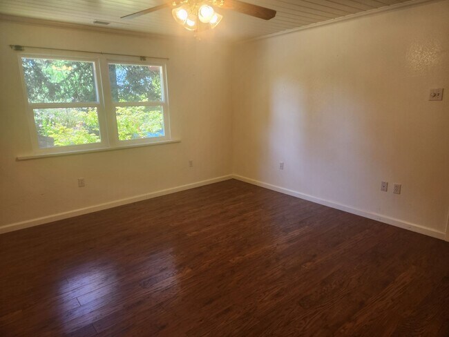 Building Photo - Beautiful 3 Bedroom/1 bathroom home with a...