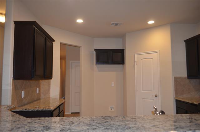 Building Photo - 9604 Sleepy Hollow Dr