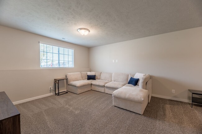 Building Photo - Open-Concept 3-Bedroom with Corner Lot Vie...