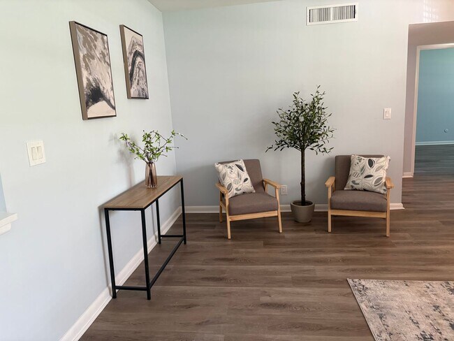 Building Photo - 2510 Lake Ellen Dr