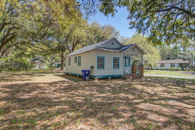Building Photo - 1840 Dillway St