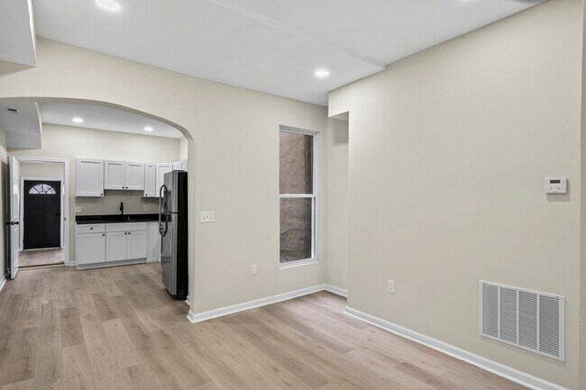 Building Photo - 139 N Lakewood Ave