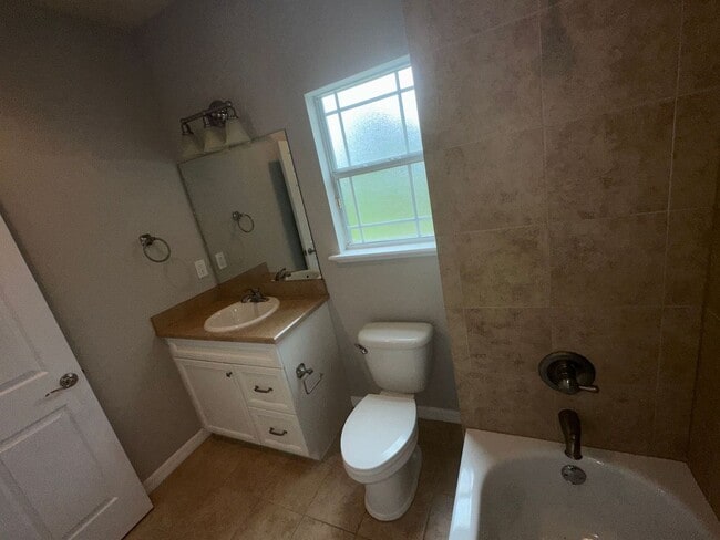 Building Photo - Sublease!   Lovely End Unit in Villas of West End LOOK!