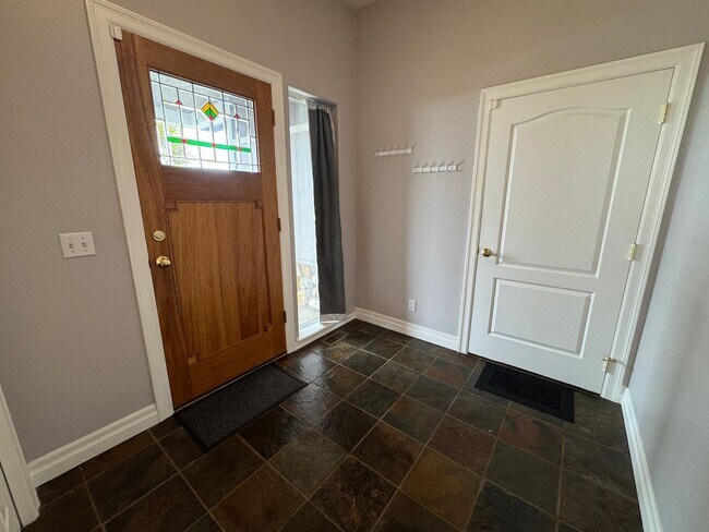 Building Photo - Amazing Bay View 3 bed/3 bath in Coos Bay