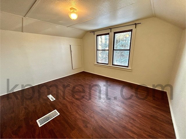 Building Photo - 606 5th Pl SE