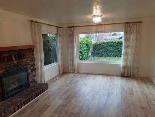 Building Photo - Spacious 4 Bedroom, 2 Bathroom Jacksonville Home