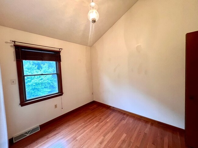 Building Photo - 1256 Queens Dr