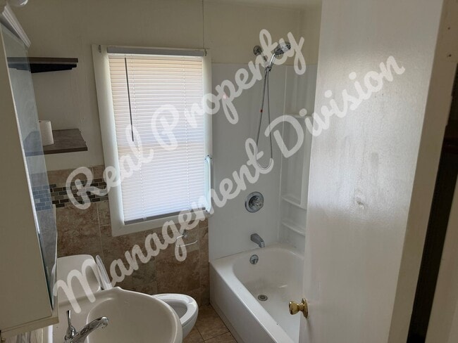 Building Photo - 4 Bed / 2 Bath Home – Large Yard, Basement, New Appliances!