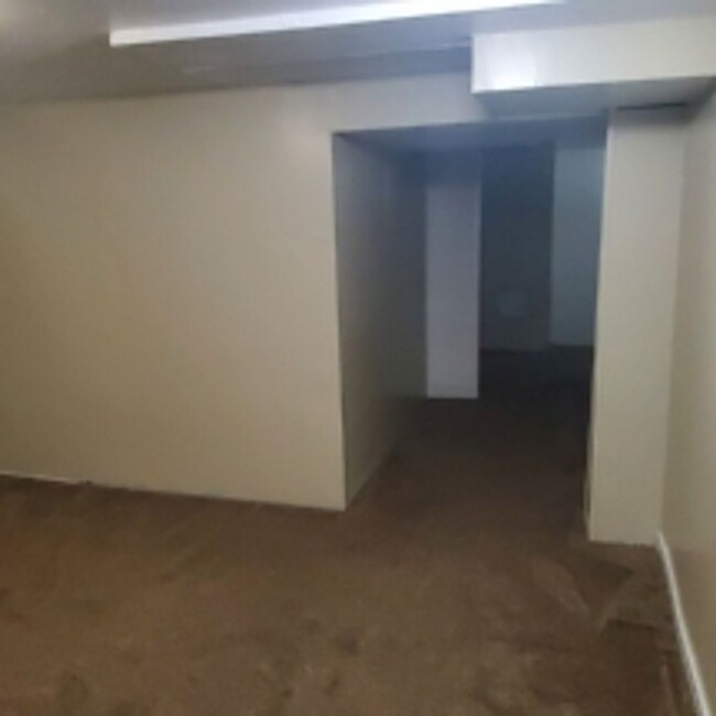 Building Photo - 2/3 Bed Room 1 ½ Townhouse for rent.