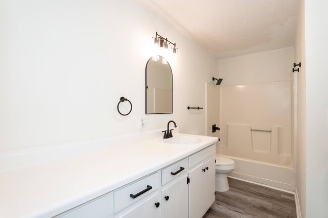 Building Photo - Three Bedroom Home Move in ready!