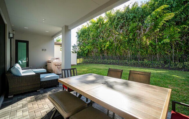 Building Photo - 17081 Five Waters Ave