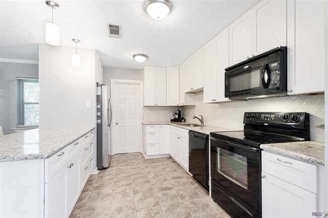 Building Photo - Beautiful 3BR/2BA Home with Sunroom, Formal Dining & Large Backyard