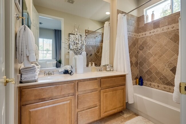 Building Photo - Beautiful Single-Story Residence in Premier Golf Course Community