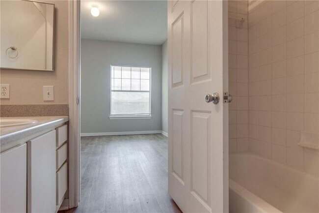 Building Photo - 2320 Gracy Farms Ln