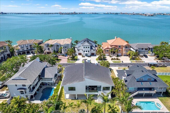 Building Photo - Stunning Custom Built Residence in the Exc...