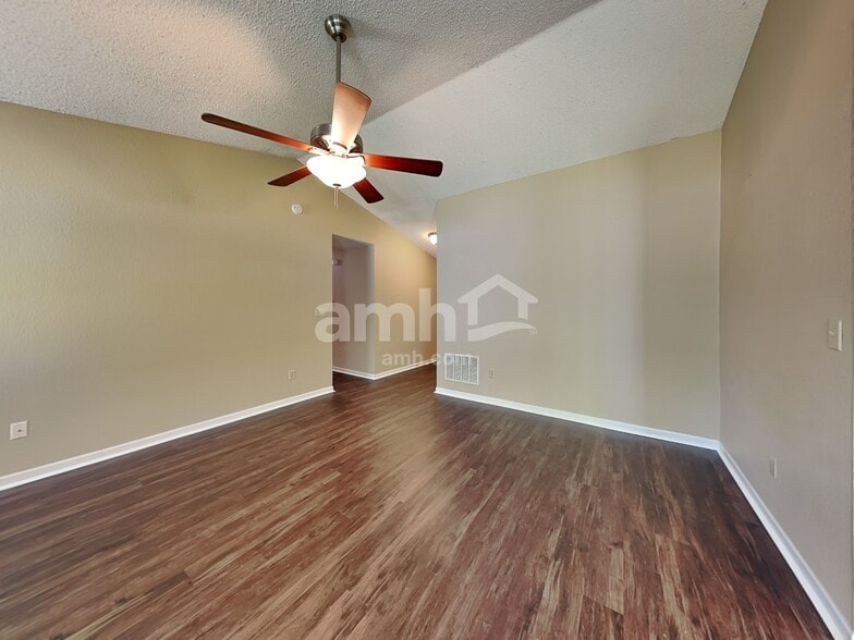 Building Photo - 412 E Pine Ridge Dr