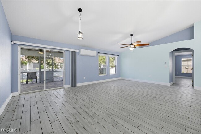 Building Photo - 1134 NE 4th Pl