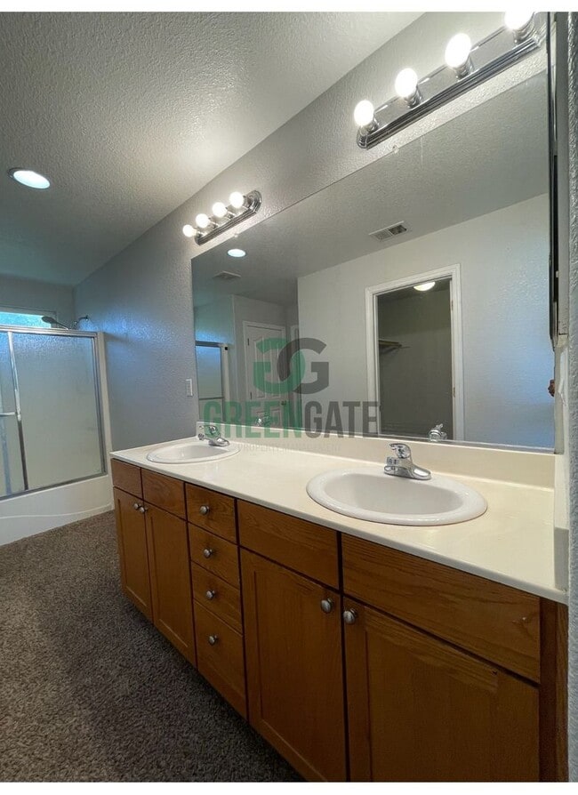 Building Photo - Two story 4 bedroom, 2.5 bath home in Stoc...