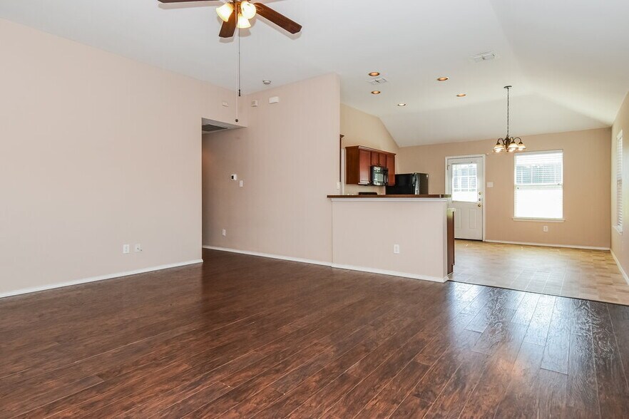 Building Photo - 906 Oak Hollow Ln