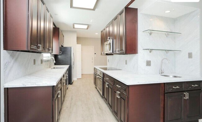 Building Photo - 9400 Doliver Dr