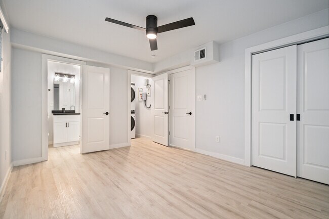 Building Photo - Live Montrose 606 Harold