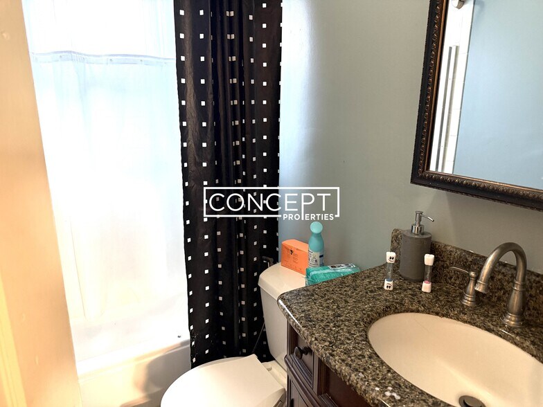 Building Photo - 44 Day St