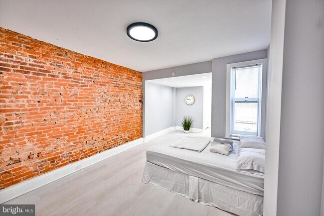 Building Photo - 1015 Riverside Ave