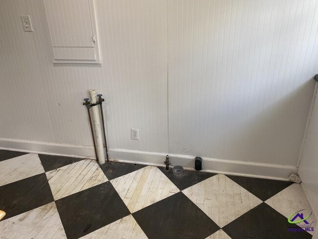 Building Photo - 2740 Northwoods Dr S