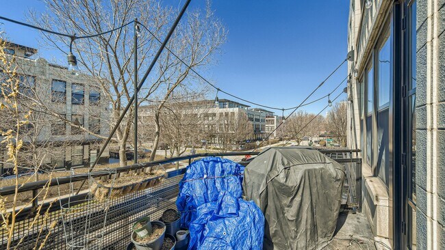 Building Photo - 1071 W 15th St