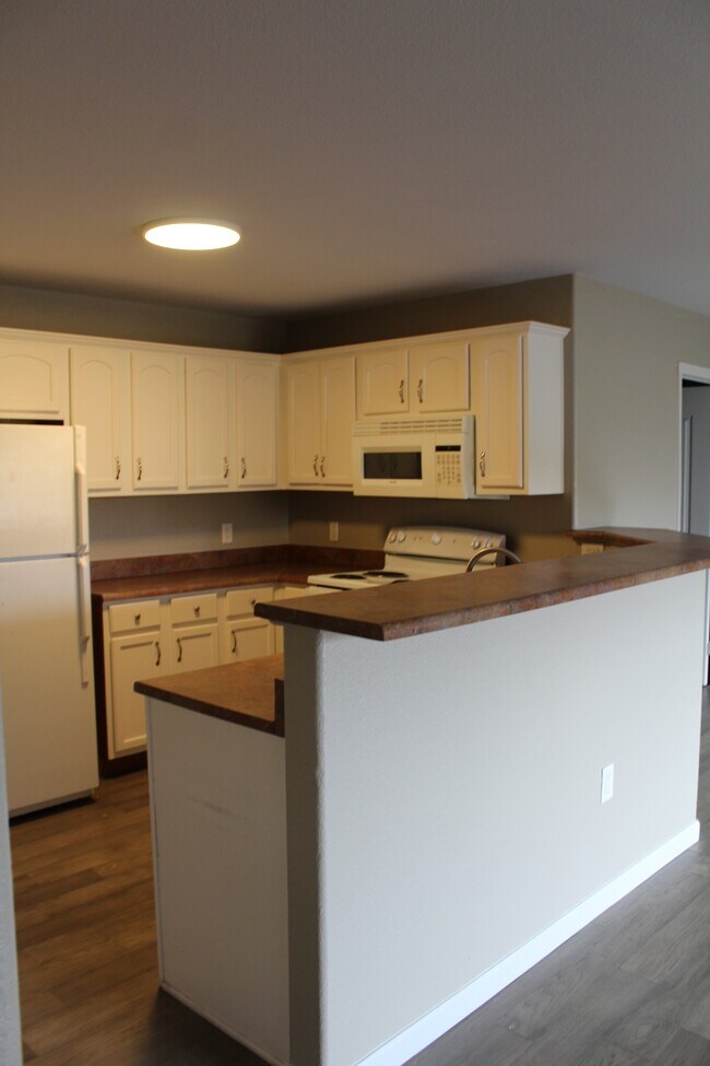 Building Photo - 495 River View Dr