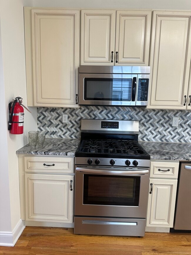 Building Photo - 166 W Washington Ave