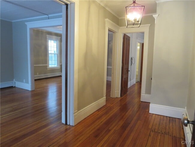 Building Photo - 1725 James St