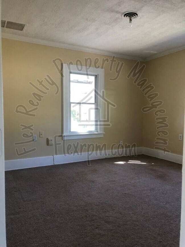 Building Photo - House for rent near the campus of UT