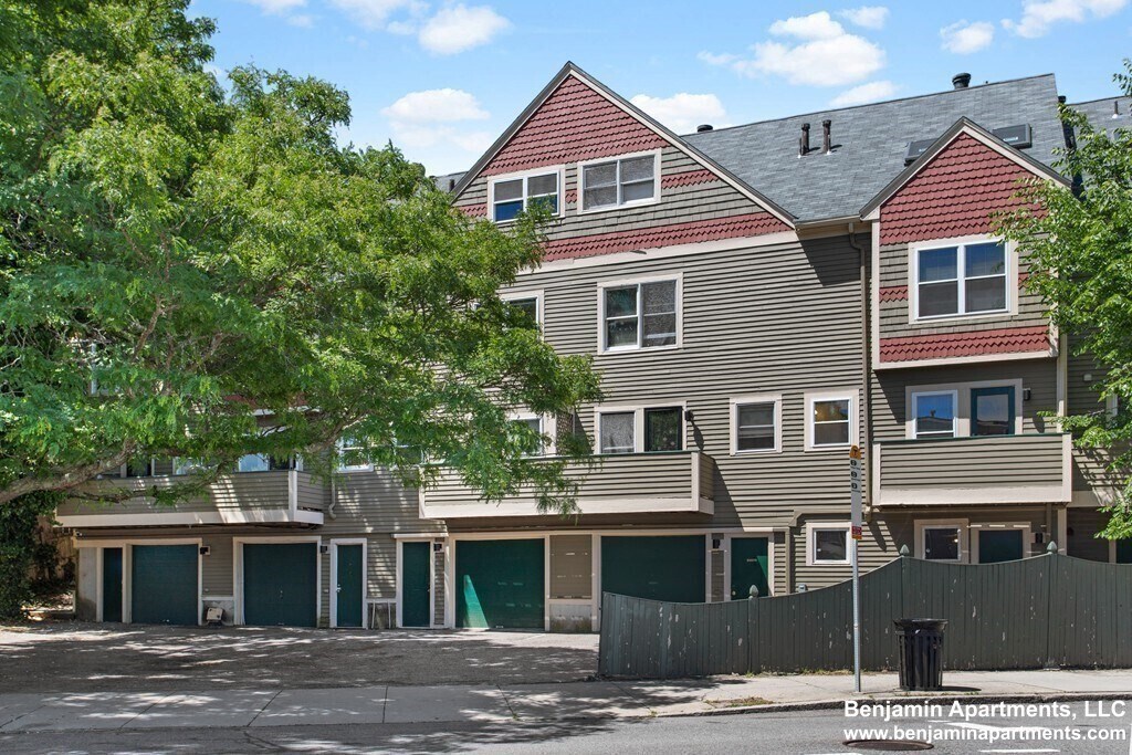 Building Photo - 111 Alban St
