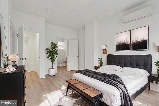 Building Photo - 2250 N Woodstock St