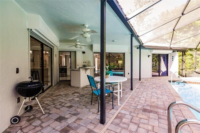 Building Photo - 904 S Doral Ln