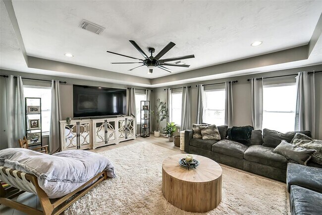 Building Photo - 3711 Pinehurst Dr