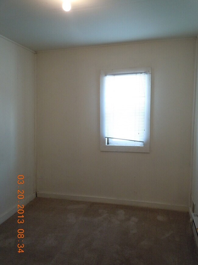 Building Photo - 522 9th St SE