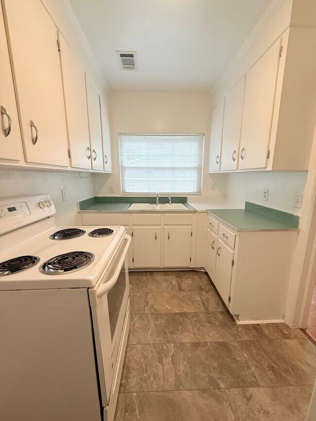 Building Photo - Quaint Upstairs 2 Bedroom
