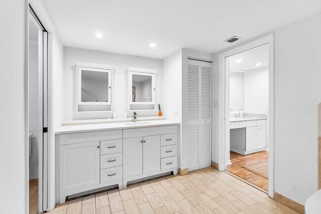 Building Photo - 529 S Flagler Dr