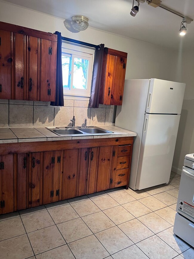 Building Photo - Cute Cottage, Super convenient location/ w...