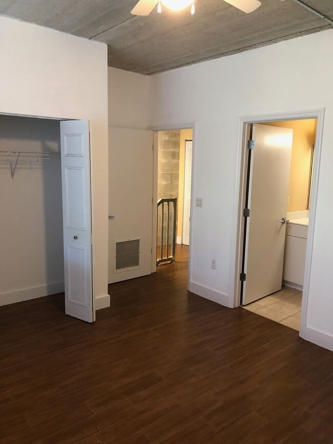 Building Photo - Loft Style Spacious And Close To Shands An...