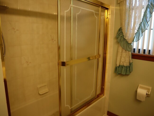 Building Photo - Beautiful Brick Home in Crystal Lakes Estate Call Carole Arcaro 386-216-4900 Deltona Lakes Realty